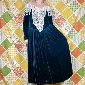 Vintage 90s dark green & white velvet lacy long sleeve princess maxi dress 🔆